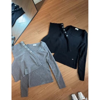 Dvostruki set: pulover s visokim ovratnikom od ice silk, rukavi u stilu princeze, nepravilnog kroja, uz šal