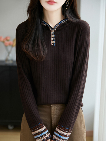 Ženski pleteni pulover od vune s kapuljačom - slobodan kroj, dugi rukavi, worsted vuna, jacquard uzorak s usklađenim bojama