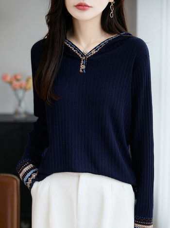 Ženski pleteni pulover od vune s kapuljačom - slobodan kroj, dugi rukavi, worsted vuna, jacquard uzorak s usklađenim bojama