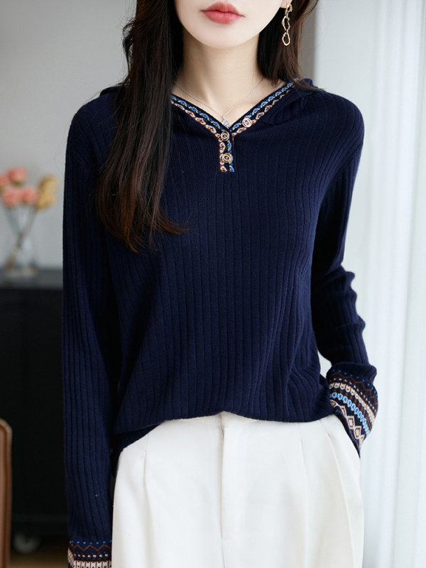 Ženski pleteni pulover od vune s kapuljačom - slobodan kroj, dugi rukavi, worsted vuna, jacquard uzorak s usklađenim bojama