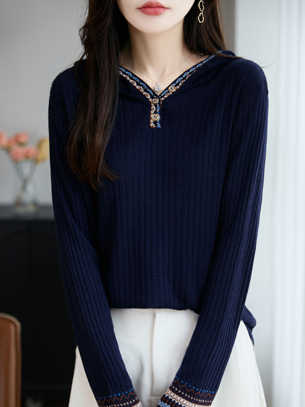 Ženski pleteni pulover od vune s kapuljačom - slobodan kroj, dugi rukavi, worsted vuna, jacquard uzorak s usklađenim bojama