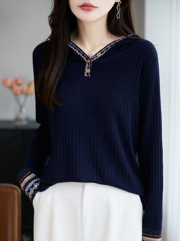 Ženski pleteni pulover od vune s kapuljačom - slobodan kroj, dugi rukavi, worsted vuna, jacquard uzorak s usklađenim bojama