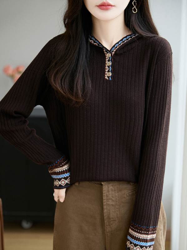 Ženski pleteni pulover od vune s kapuljačom - slobodan kroj, dugi rukavi, worsted vuna, jacquard uzorak s usklađenim bojama