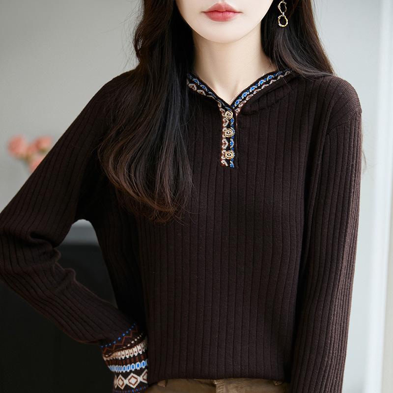 Ženski pleteni pulover od vune s kapuljačom - slobodan kroj, dugi rukavi, worsted vuna, jacquard uzorak s usklađenim bojama