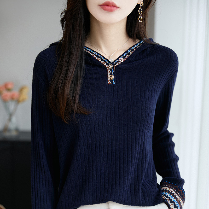 Ženski pleteni pulover od vune s kapuljačom - slobodan kroj, dugi rukavi, worsted vuna, jacquard uzorak s usklađenim bojama