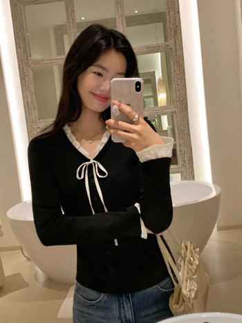 Ženski pleteni džemper s kapuljačom, V-izrez, rukavi s volanima, uski kroj, najlon-spandeks materijal, jednobojan, proljeće 2025