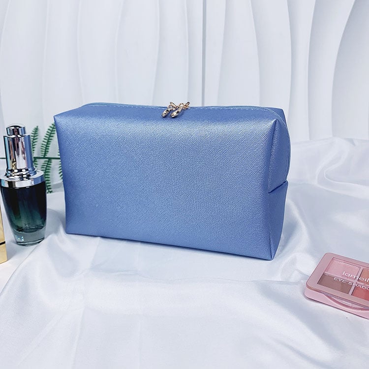 Bőr sminkes táska – poliészter bélés, vízálló, ultra könnyű, bővíthető, tárolásra alkalmas.