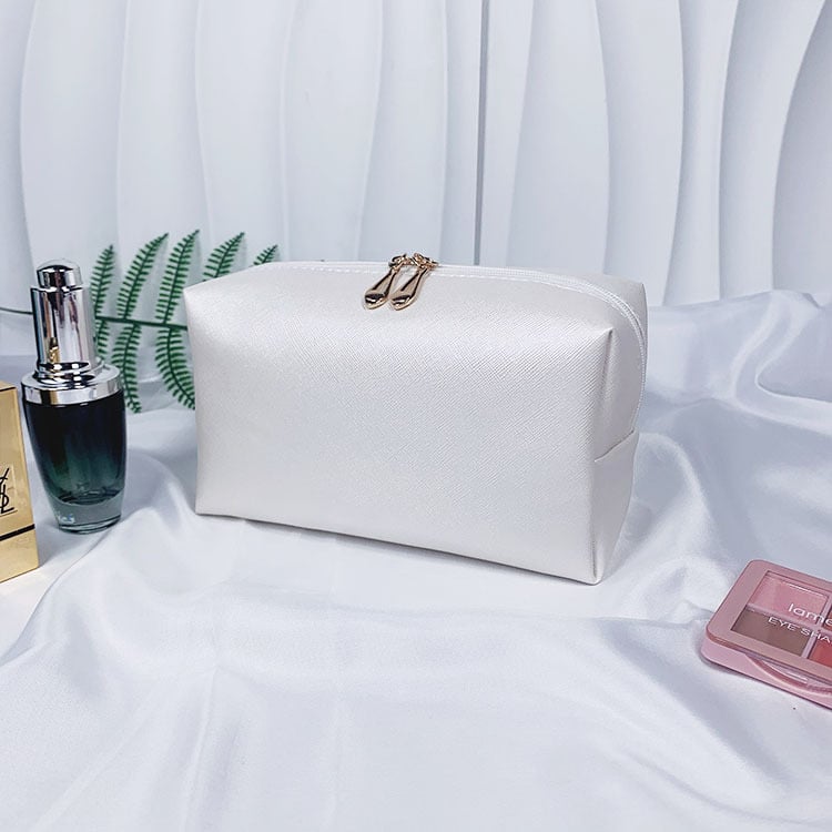 Bőr sminkes táska – poliészter bélés, vízálló, ultra könnyű, bővíthető, tárolásra alkalmas.