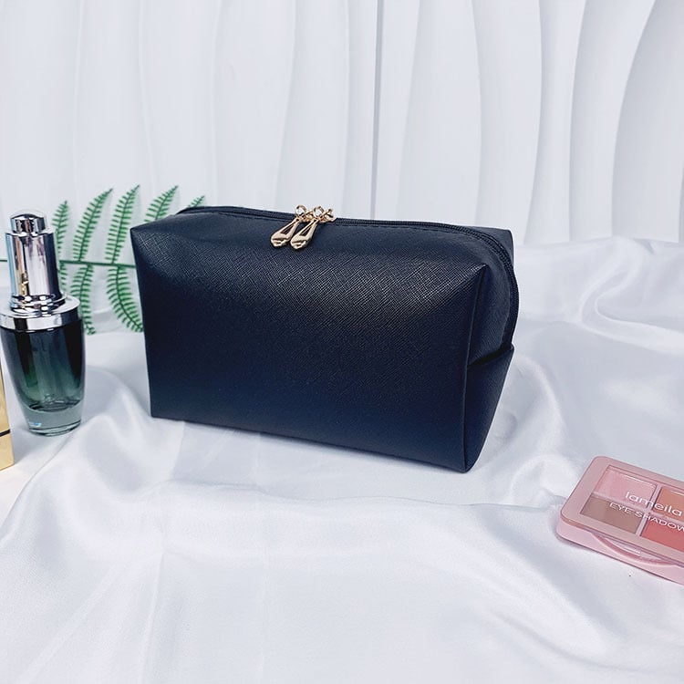 Bőr sminkes táska – poliészter bélés, vízálló, ultra könnyű, bővíthető, tárolásra alkalmas.