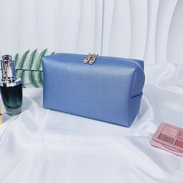 Bőr sminkes táska – poliészter bélés, vízálló, ultra könnyű, bővíthető, tárolásra alkalmas.