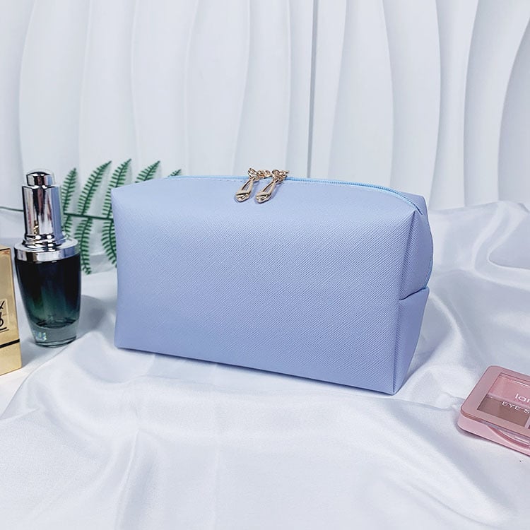 Bőr sminkes táska – poliészter bélés, vízálló, ultra könnyű, bővíthető, tárolásra alkalmas.