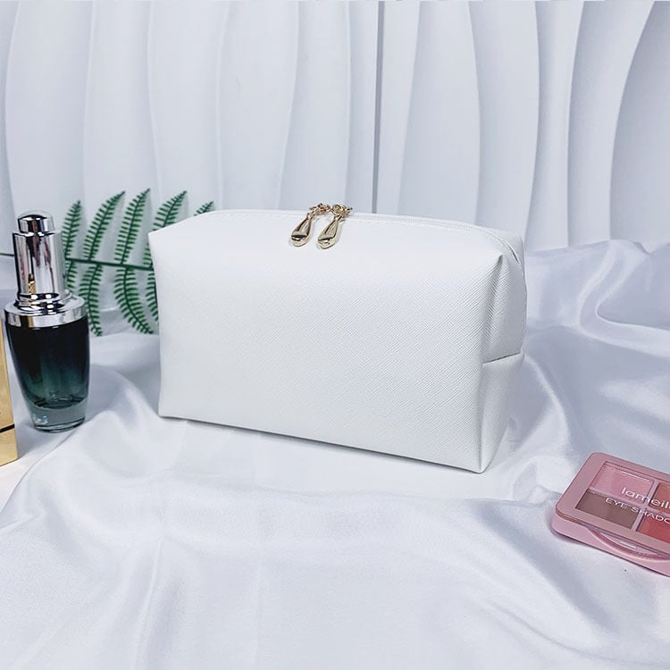 Bőr sminkes táska – poliészter bélés, vízálló, ultra könnyű, bővíthető, tárolásra alkalmas.