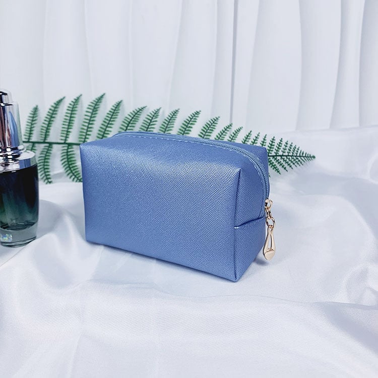 Bőr sminkes táska – poliészter bélés, vízálló, ultra könnyű, bővíthető, tárolásra alkalmas.