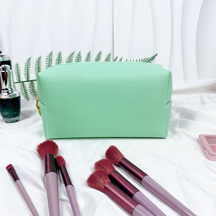 Bőr sminkes táska – poliészter bélés, vízálló, ultra könnyű, bővíthető, tárolásra alkalmas.