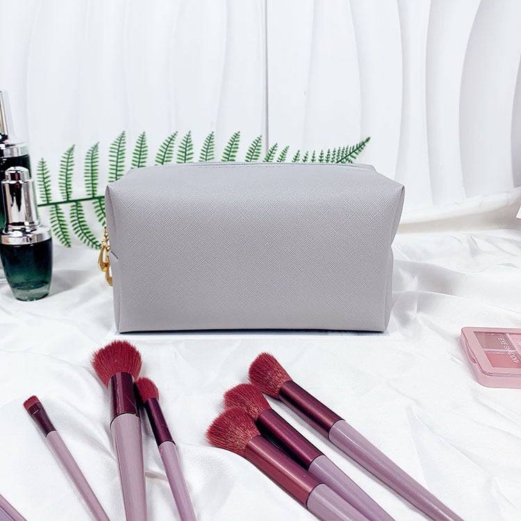 Bőr sminkes táska – poliészter bélés, vízálló, ultra könnyű, bővíthető, tárolásra alkalmas.