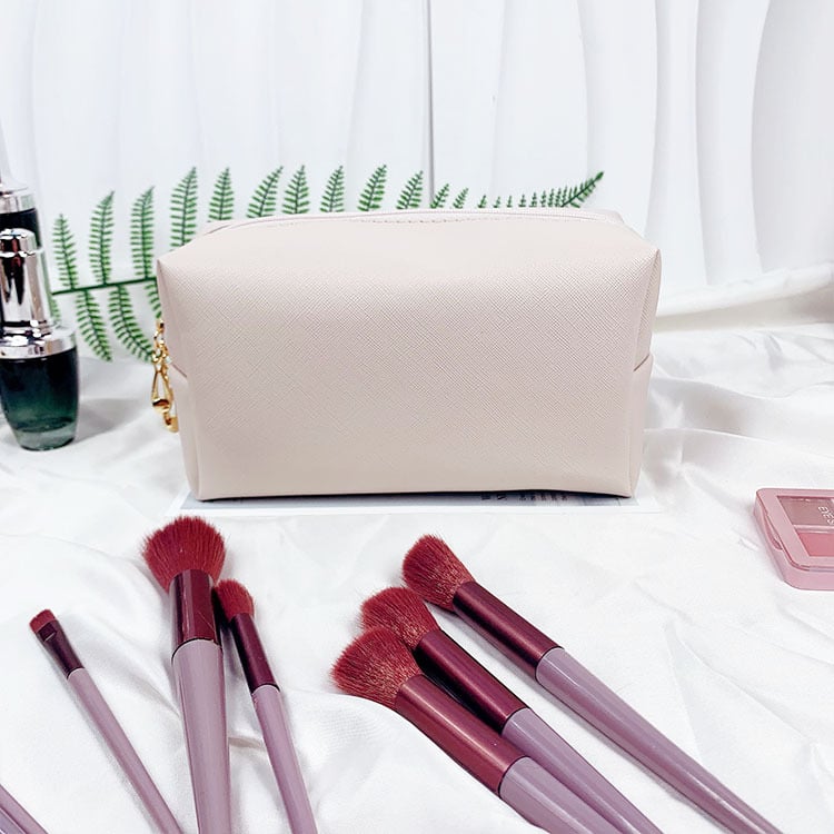 Bőr sminkes táska – poliészter bélés, vízálló, ultra könnyű, bővíthető, tárolásra alkalmas.