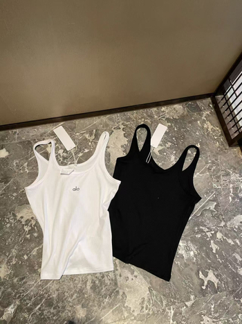 Pamut ujjatlan mellény betűs mintával, karcsú szabás, hossz 50–65 cm, nyár 2025