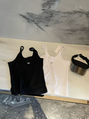 Pamut ujjatlan mellény betűs mintával, karcsú szabás, hossz 50–65 cm, nyár 2025