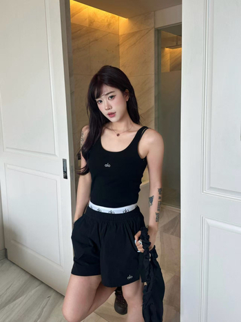 Pamut ujjatlan mellény betűs mintával, karcsú szabás, hossz 50–65 cm, nyár 2025