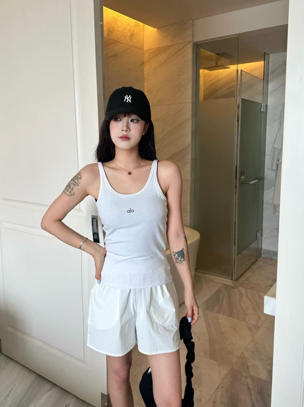 Pamut ujjatlan mellény betűs mintával, karcsú szabás, hossz 50–65 cm, nyár 2025