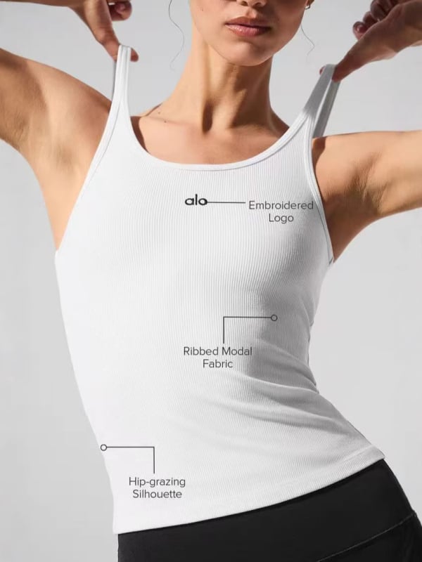 Pamut ujjatlan mellény betűs mintával, karcsú szabás, hossz 50–65 cm, nyár 2025