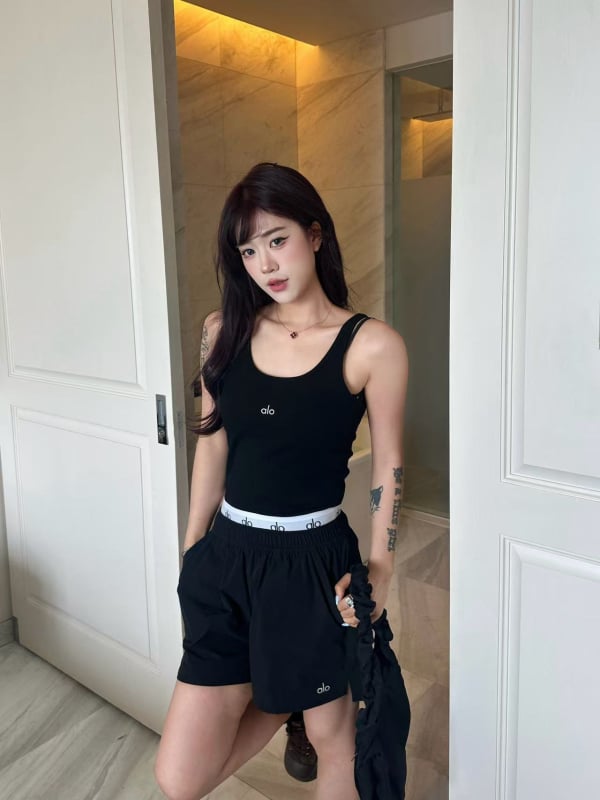 Pamut ujjatlan mellény betűs mintával, karcsú szabás, hossz 50–65 cm, nyár 2025