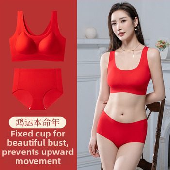 Moterų apatinių komplektas: liemenėlė ir kelnaitės, pagrindinis audinys nailonas, nailono kiekis 75%, tinkamas visiems sezonams, pakuotėje dėžutėje, amžiaus grupei 18–40