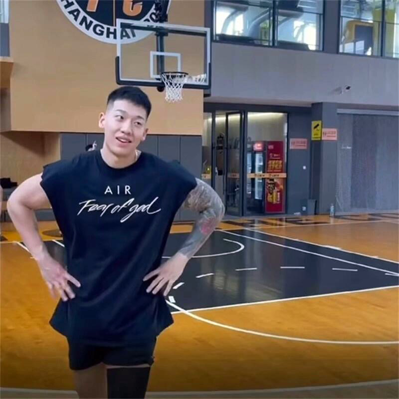 Bez rukava sportski prsluk s latinicnim printom, 80% pamuk, udoban kroj, gradski stil