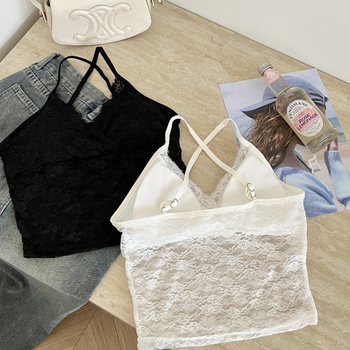 Памучен потник с V‑образно деколте, дантелена кант и подплатени чашки, презрамки в гърба със сърцевиден дизайн