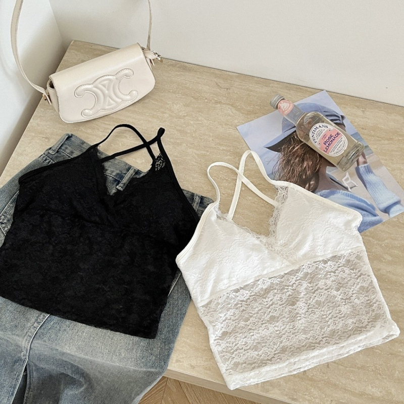 Памучен потник с V‑образно деколте, дантелена кант и подплатени чашки, презрамки в гърба със сърцевиден дизайн