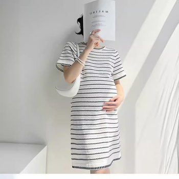 Haljina za trudnice od pletenine u Chanel stilu, prugasta, midi duljine, okrugli izrez, rukav 3/4, A-linijski kroj