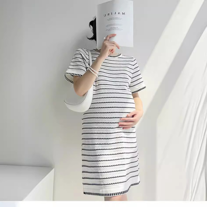 Haljina za trudnice od pletenine u Chanel stilu, prugasta, midi duljine, okrugli izrez, rukav 3/4, A-linijski kroj