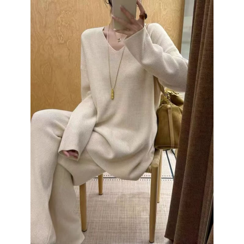 Σετ δύο τεμαχίων: Πλεκτό τοπ με V-λαιμό και παντελόνες με φαρδιά γραμμή, μακριά μανίκια, βισκόζη 30–50%, μονόχρωμο