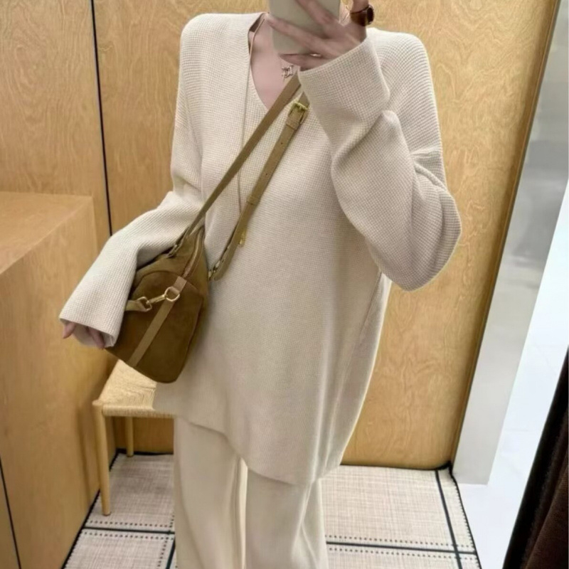 Σετ δύο τεμαχίων: Πλεκτό τοπ με V-λαιμό και παντελόνες με φαρδιά γραμμή, μακριά μανίκια, βισκόζη 30–50%, μονόχρωμο