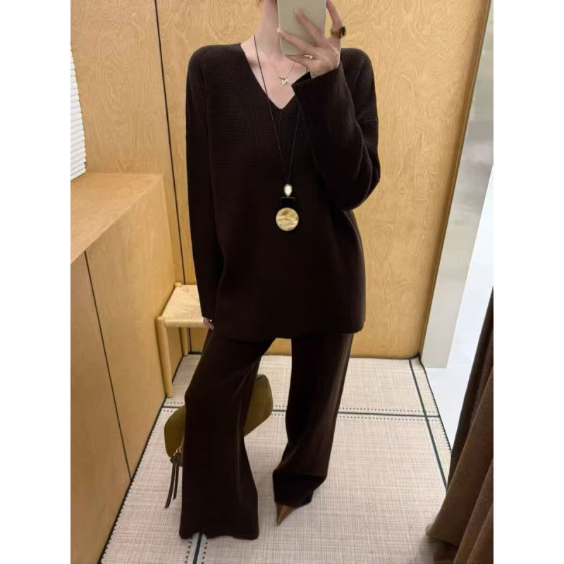 Σετ δύο τεμαχίων: Πλεκτό τοπ με V-λαιμό και παντελόνες με φαρδιά γραμμή, μακριά μανίκια, βισκόζη 30–50%, μονόχρωμο