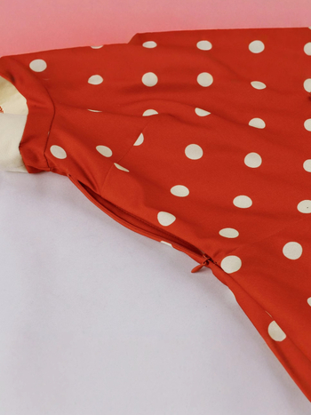 Haljina s karirano-prugastim uzorkom, visokim strukom, četvrtasti ovratnik, duljina od srednje do duge, mješavina poliester-spandeks