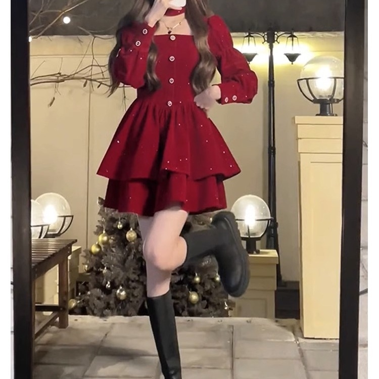 Ruha pántos fazonú, egyszínű Poliészter, hosszú szoknya, középmagas derék, rövid ujju