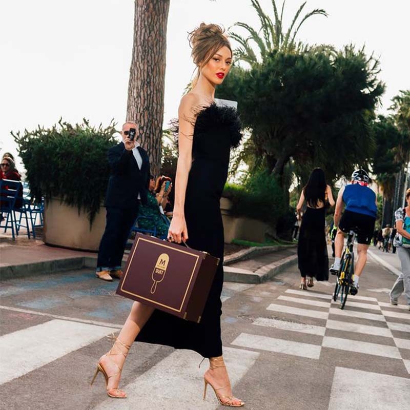 Elegáns estélyi ruha strucc tollakkal, kötött anyag, poliészter/spandex, V-nyakú, ujjatlan