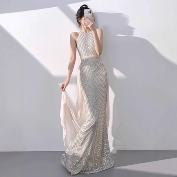 Estélyi ruha halter nyakú, paillettes díszítéssel, fishtail sziluettel, hosszú fazon, poliészter anyag