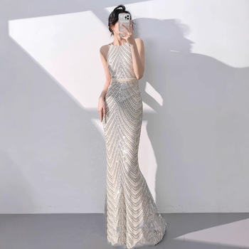 Estélyi ruha halter nyakú, paillettes díszítéssel, fishtail sziluettel, hosszú fazon, poliészter anyag