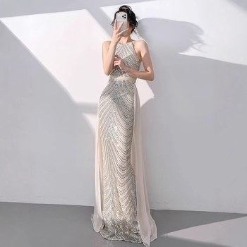 Estélyi ruha halter nyakú, paillettes díszítéssel, fishtail sziluettel, hosszú fazon, poliészter anyag