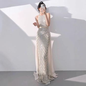 Estélyi ruha halter nyakú, paillettes díszítéssel, fishtail sziluettel, hosszú fazon, poliészter anyag