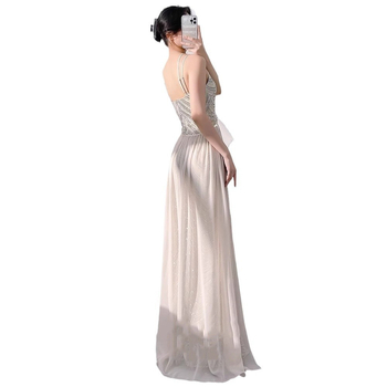 Estélyi ruha halter nyakú, paillettes díszítéssel, fishtail sziluettel, hosszú fazon, poliészter anyag