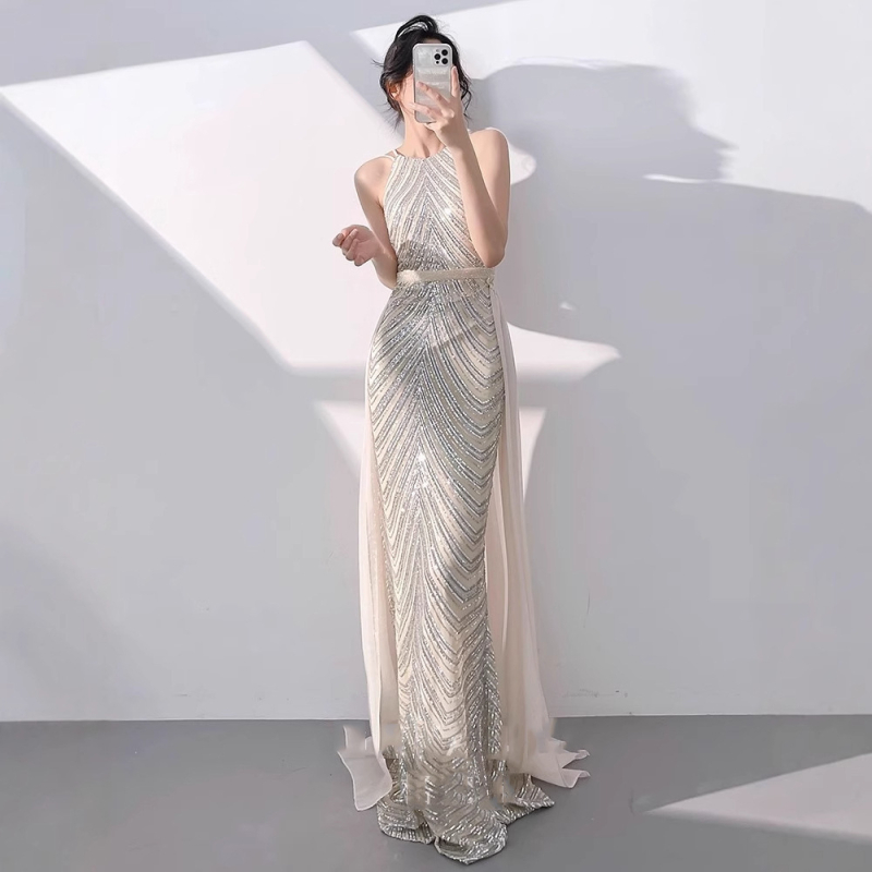 Estélyi ruha halter nyakú, paillettes díszítéssel, fishtail sziluettel, hosszú fazon, poliészter anyag