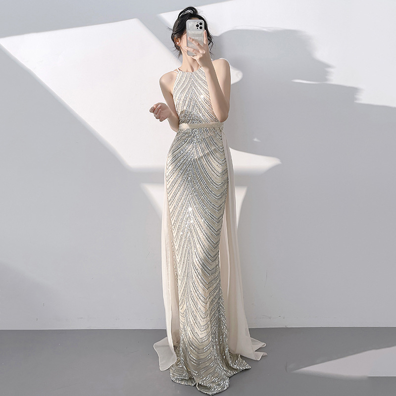 Estélyi ruha halter nyakú, paillettes díszítéssel, fishtail sziluettel, hosszú fazon, poliészter anyag