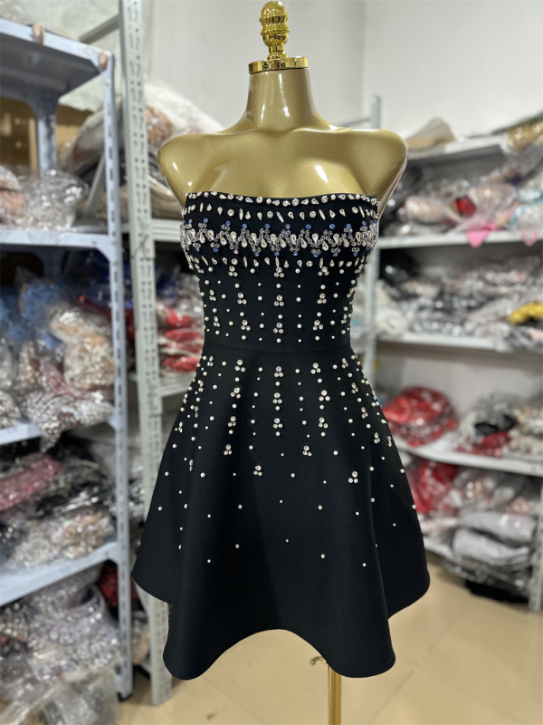 Φόρεμα από πολυεστέρα με τοπ τύπου σωλήνα και κομψό στιλ; μήκος μίντι, εφαρμοστό σιλουέτα, λαιμόκοψη μπατό, χωρίς μανίκια (πολυεστέρας; μήκος μίντι; εφαρμοστό σιλουέτα; λαιμόκοψη μπατό; χωρίς μανίκια)