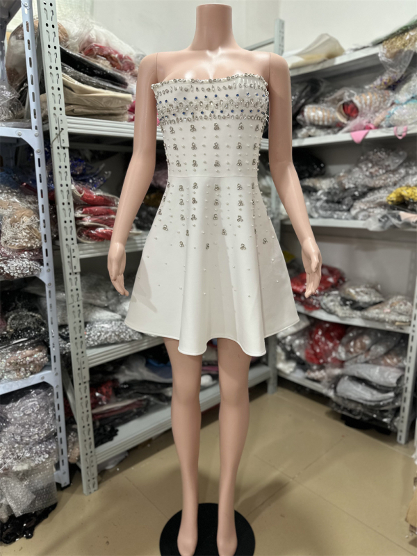 Φόρεμα από πολυεστέρα με τοπ τύπου σωλήνα και κομψό στιλ; μήκος μίντι, εφαρμοστό σιλουέτα, λαιμόκοψη μπατό, χωρίς μανίκια (πολυεστέρας; μήκος μίντι; εφαρμοστό σιλουέτα; λαιμόκοψη μπατό; χωρίς μανίκια)