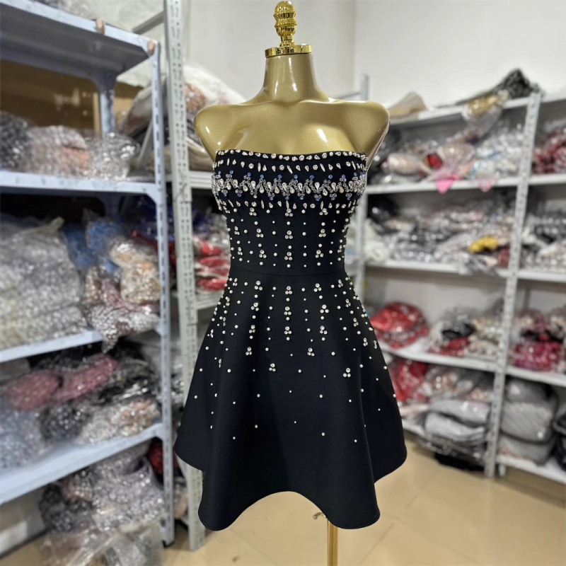 Φόρεμα από πολυεστέρα με τοπ τύπου σωλήνα και κομψό στιλ; μήκος μίντι, εφαρμοστό σιλουέτα, λαιμόκοψη μπατό, χωρίς μανίκια (πολυεστέρας; μήκος μίντι; εφαρμοστό σιλουέτα; λαιμόκοψη μπατό; χωρίς μανίκια)