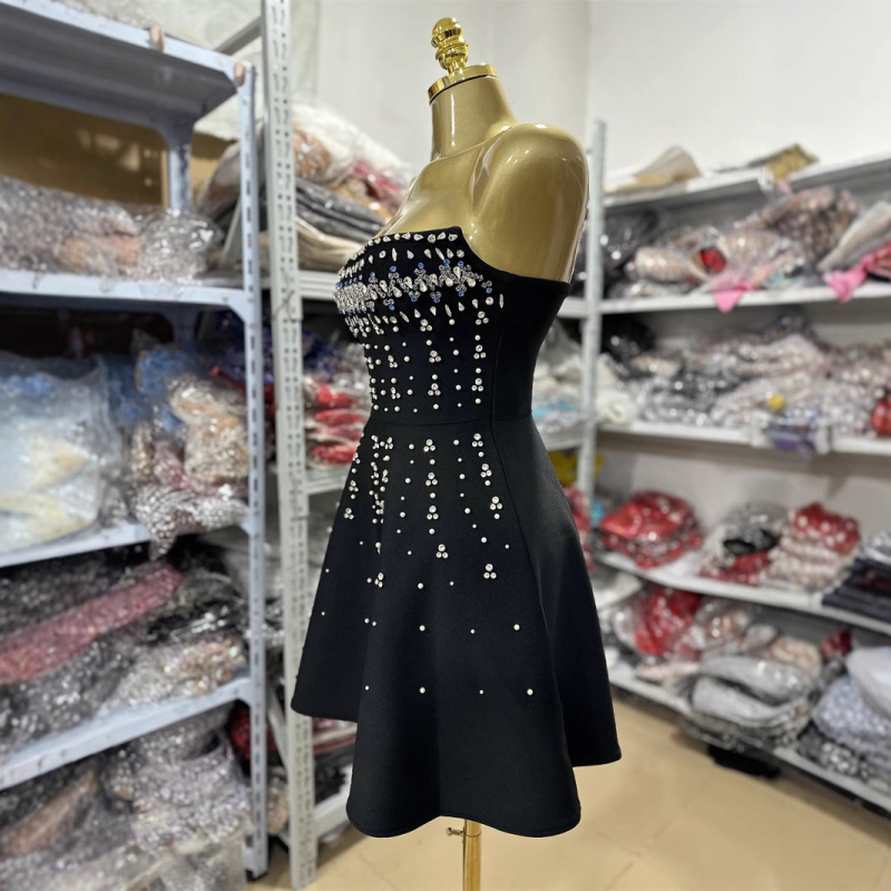 Φόρεμα από πολυεστέρα με τοπ τύπου σωλήνα και κομψό στιλ; μήκος μίντι, εφαρμοστό σιλουέτα, λαιμόκοψη μπατό, χωρίς μανίκια (πολυεστέρας; μήκος μίντι; εφαρμοστό σιλουέτα; λαιμόκοψη μπατό; χωρίς μανίκια)