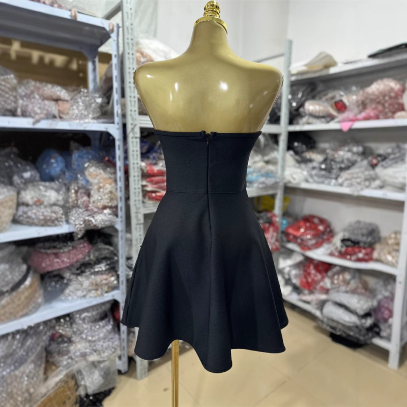 Φόρεμα από πολυεστέρα με τοπ τύπου σωλήνα και κομψό στιλ; μήκος μίντι, εφαρμοστό σιλουέτα, λαιμόκοψη μπατό, χωρίς μανίκια (πολυεστέρας; μήκος μίντι; εφαρμοστό σιλουέτα; λαιμόκοψη μπατό; χωρίς μανίκια)